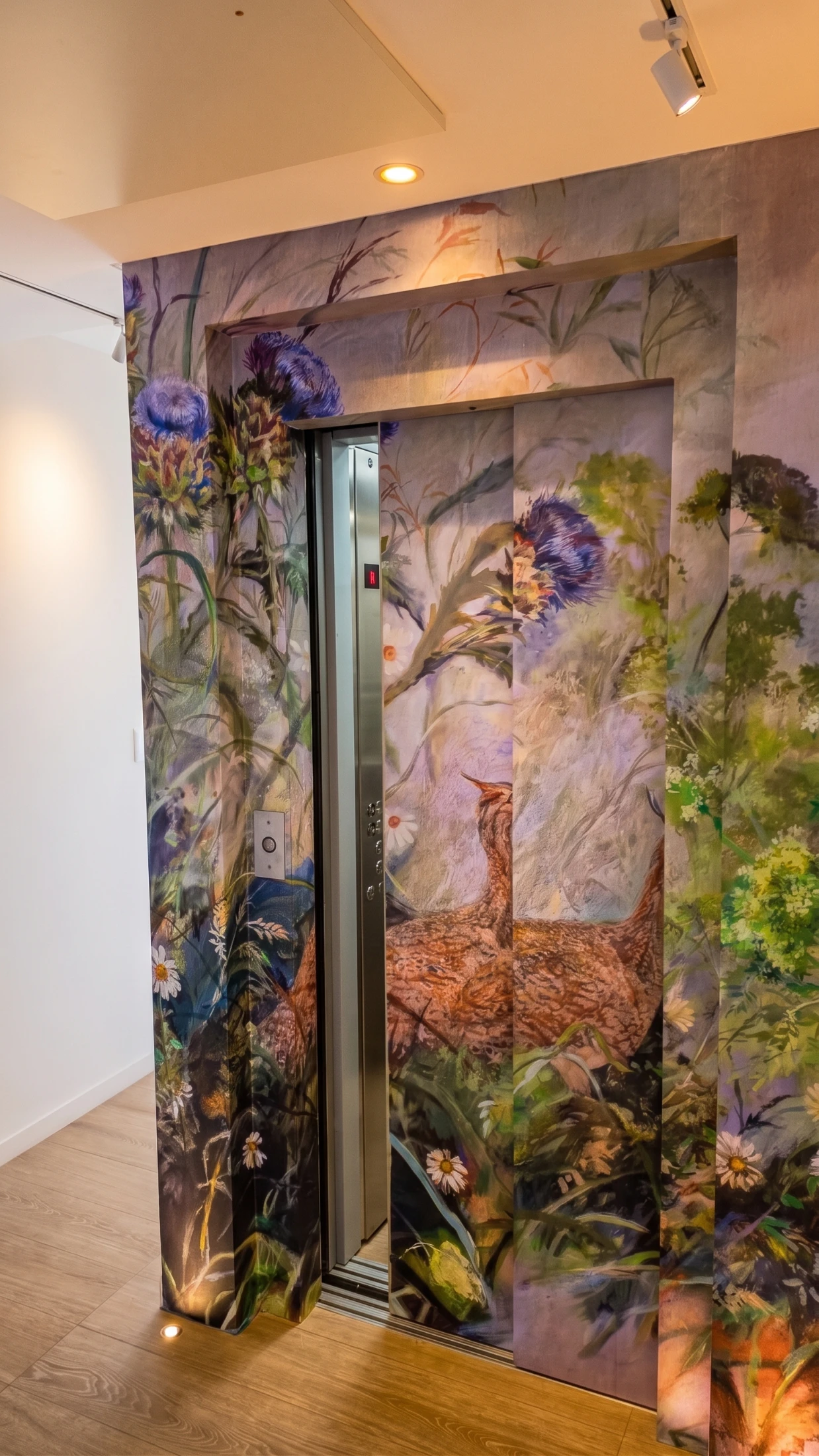 Ascensor domiciliario integrado a un mural de flora y fauna pampeana