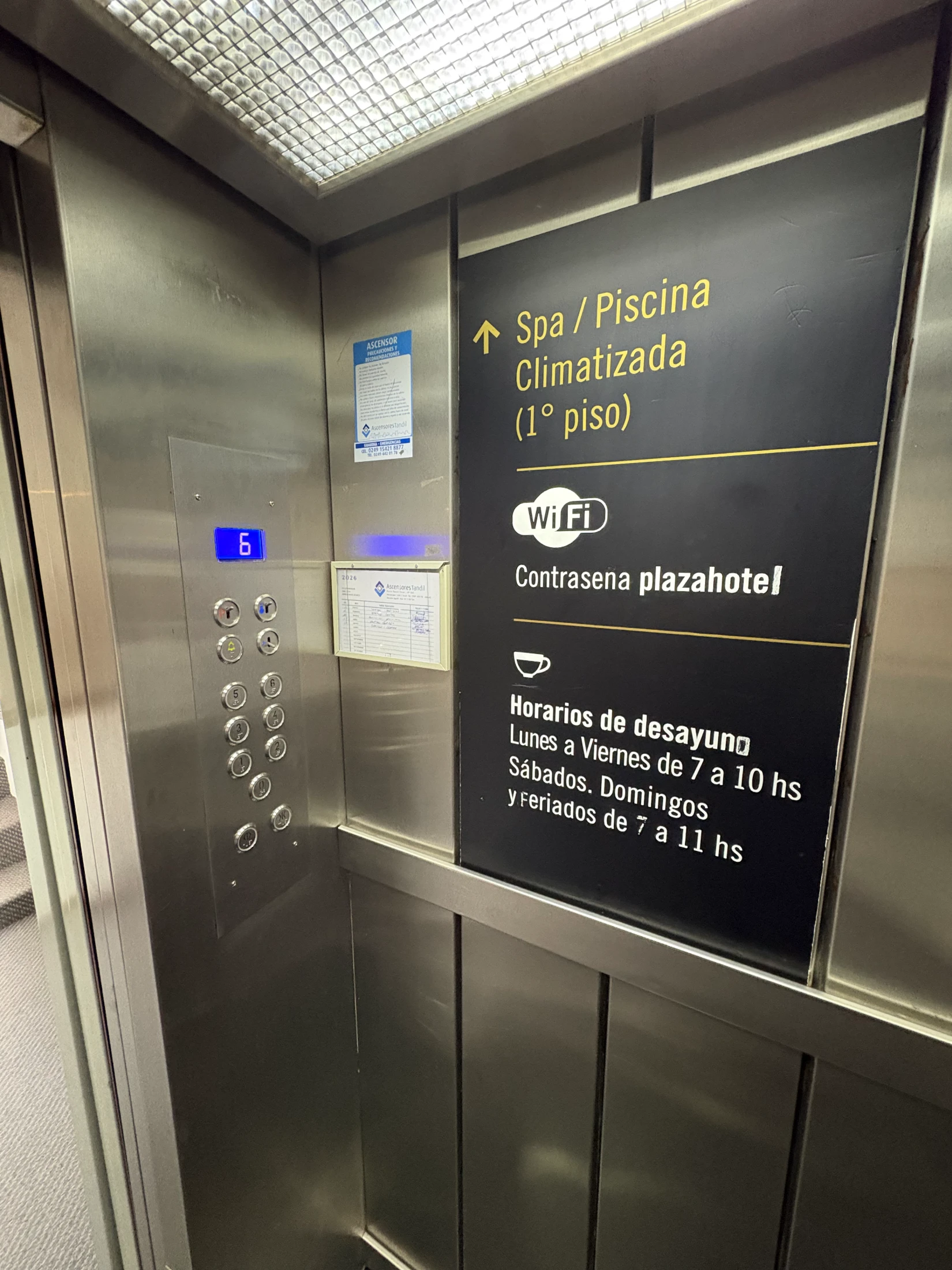 Cabina de ascensor del Plaza Hotel con señalética interior