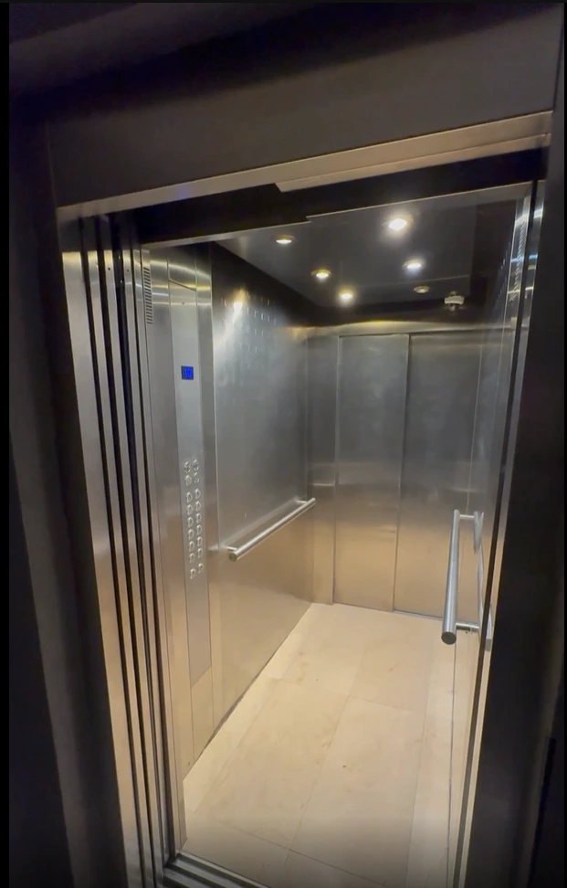 Cabina de montacargas con terminación en acero inoxidable