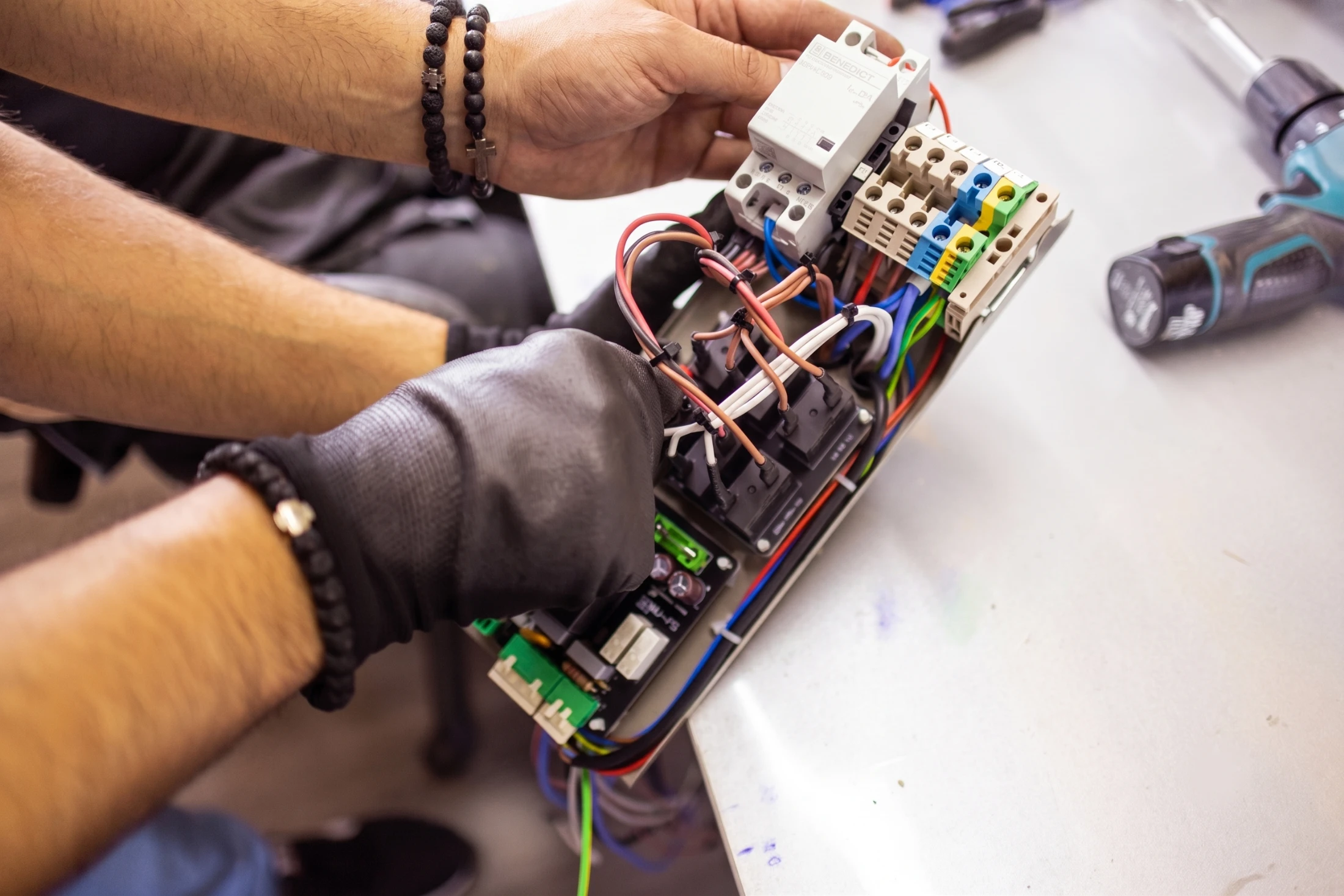 Reparación del cableado de un tablero eléctrico de ascensor