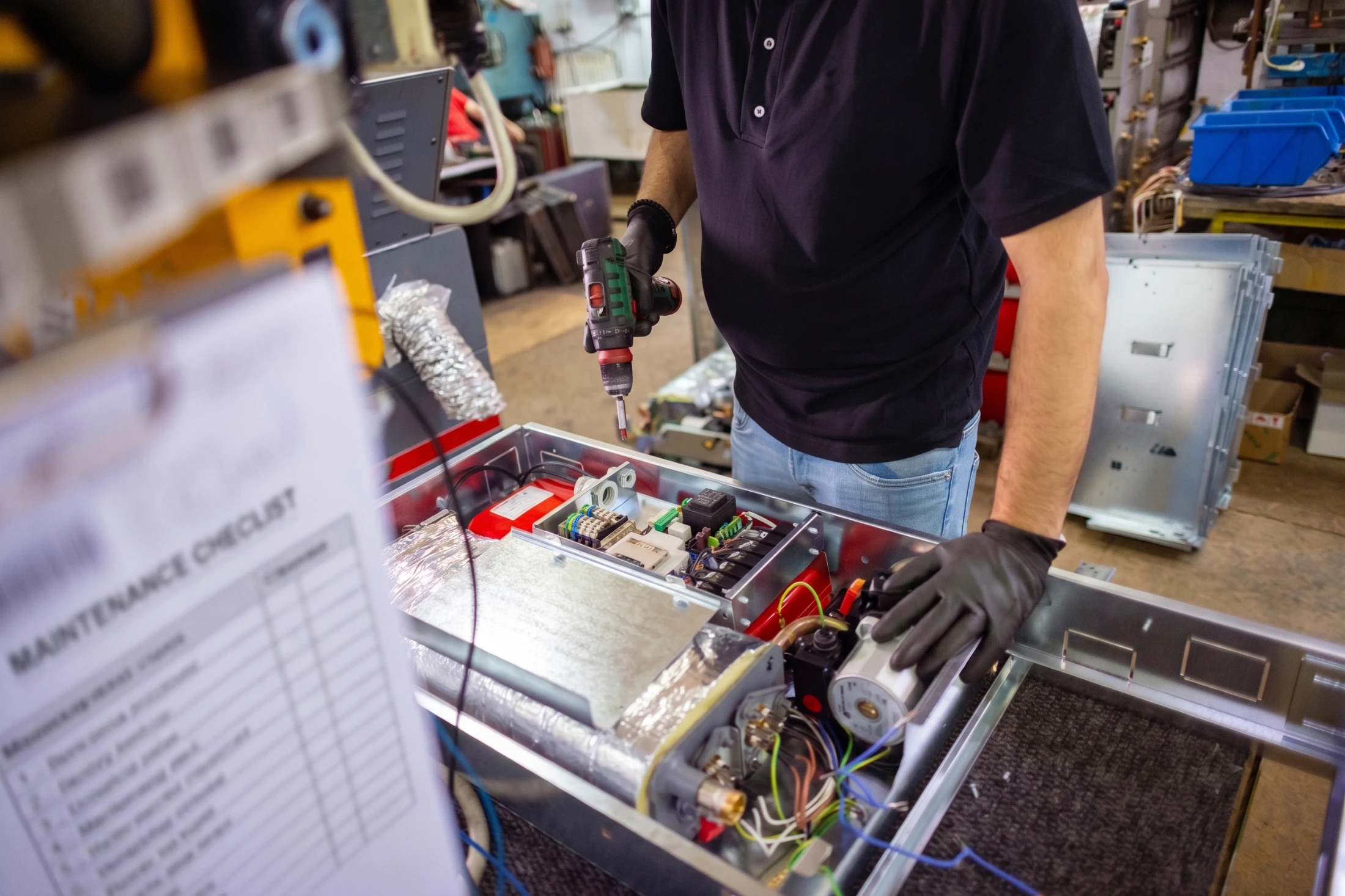 Reparación de un tablero de control de ascensor en el taller